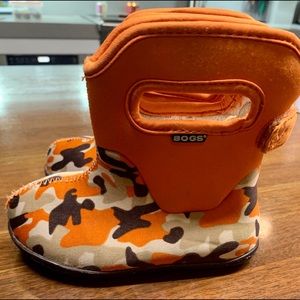 Toddler Bogs size 8. Orange, brown, cream camo.